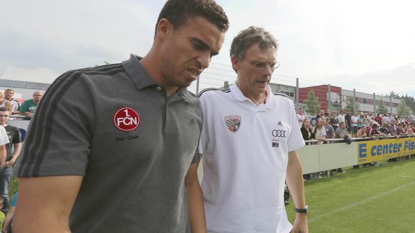 Bereits vor dem Spiel weiß Valerien Ismael, hier mit Ingolstadts Co-Trainer Michael Henke, dass der Test gegen den Ligakonkurrenten nicht einfach wird.