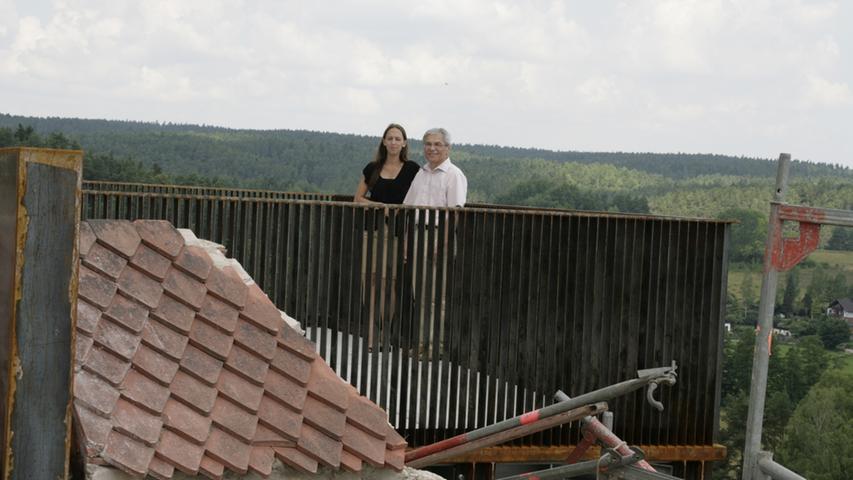 Bürgermeister Josef Springer begutachtet mit der Mitarbeiterin Steffi Schulze die neue Aussichtsplattform auf Burg Veldenstein, deren Baukosten sich auf rund 200.000 Euro belaufen.