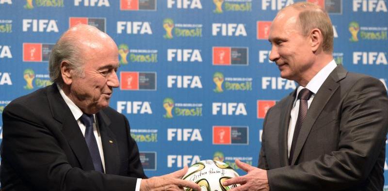 FIFA-Präsident Sepp Blatter überreicht Russlands Präsident Wladimir Putin symbolisch einen WM-Ball. Aufgrund des Ukraine-Konflikts äußern sich nun allerdings viele Politiker kritisch gegenüber den WM-Plänen von 2018.