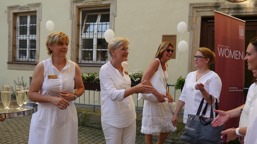 Sommer & Sekt im Schlosshof: Dîner in Weiß in Herzogenaurach