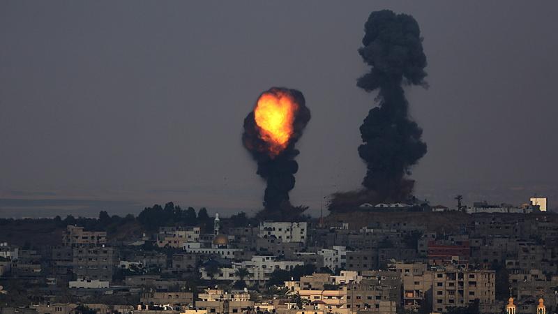 Rauch steigt auf im Gazastreifen: In der Stadt Al Shejaeiya schlugen am Dienstag zahlreiche Raketen ein.