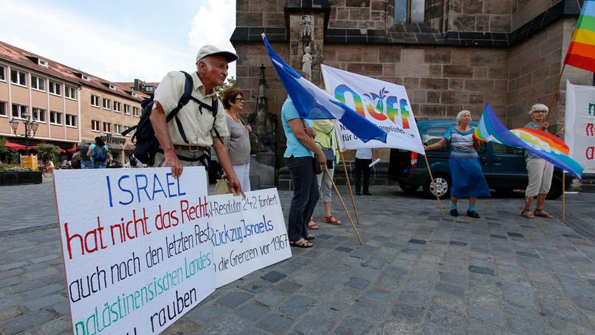 Der Arbeitskreis Palästina des Evangelischen Friedensforums verlangt mit Plakaten einen Rückzug Israels aus den palästinensichen Gebieten.