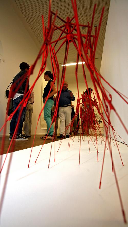 "Intense Red" hat der Brasilianer Carlos Cortizo sein Werk genannt. Geboren 1964 in Salvador da Bahia, ist der in Nürnberg lebende Künstler auch als Choreograf, Tänzer und Videokünstler bekannt.