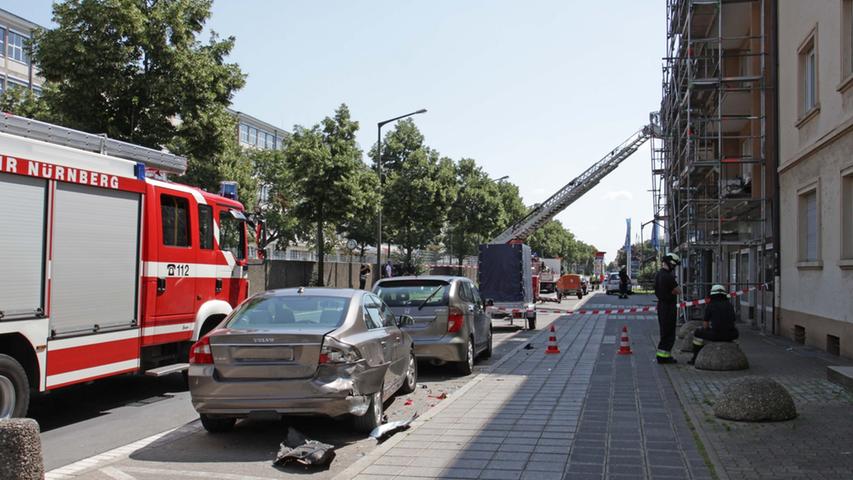 Pkw prallt in Baugerüst - Fürther Straße stadteinwärts gesperrt