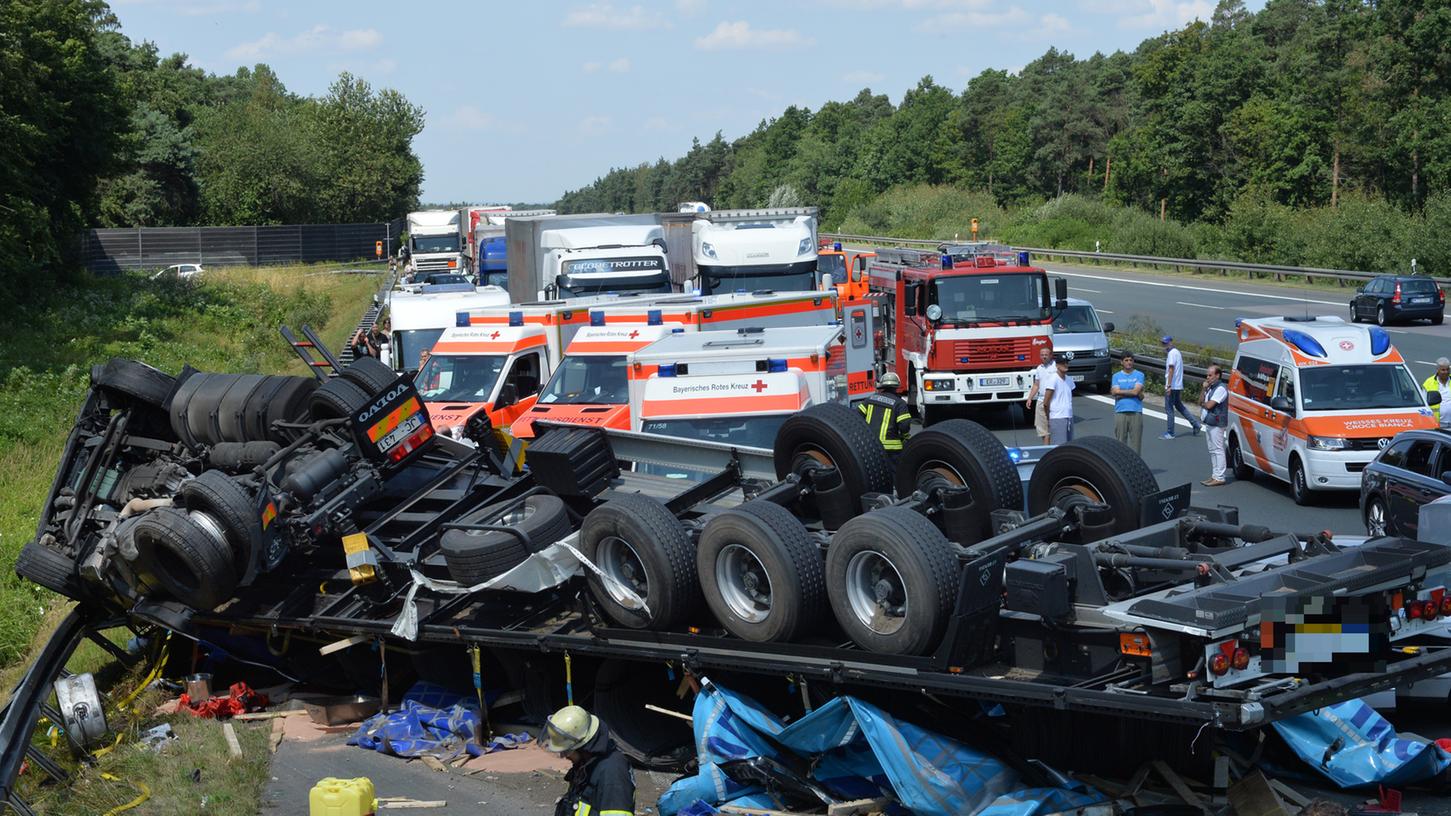In den schweren Unfall auf der A3 waren insgesamt vier Fahrzeuge verwickelt.