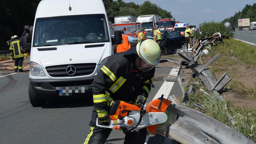 Die Einsatzkräfte der Feuerwehr Erlangen sowie die Freiwillige Feuerwehr aus Tennenlohe unterstützten den Rettungsdienst bei der Versorgung der Verletzten.