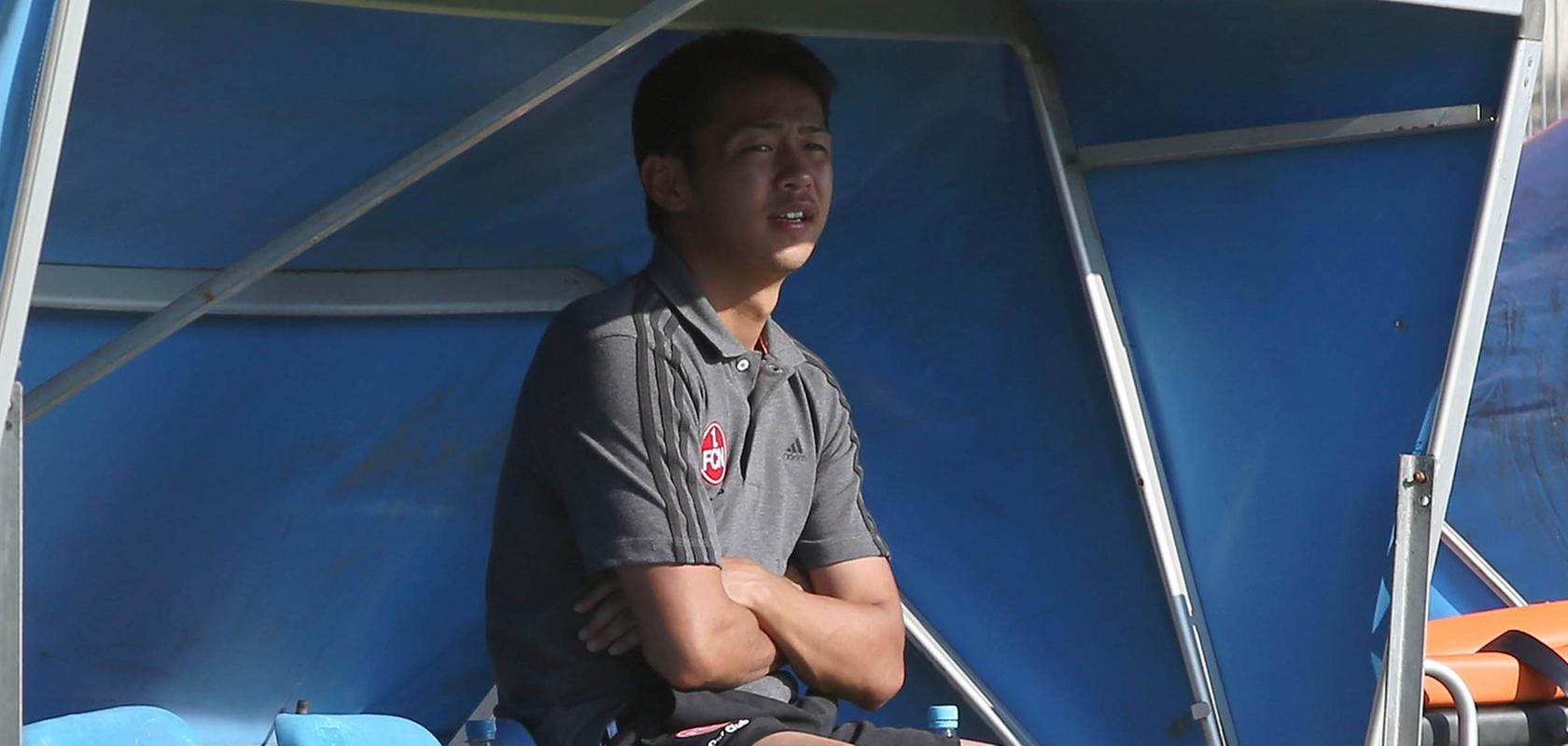 Symbolträchtig: Hiroshi Kiyotake sitzt beim Testspiel gegen Valencia allein auf der Ersatzbank.