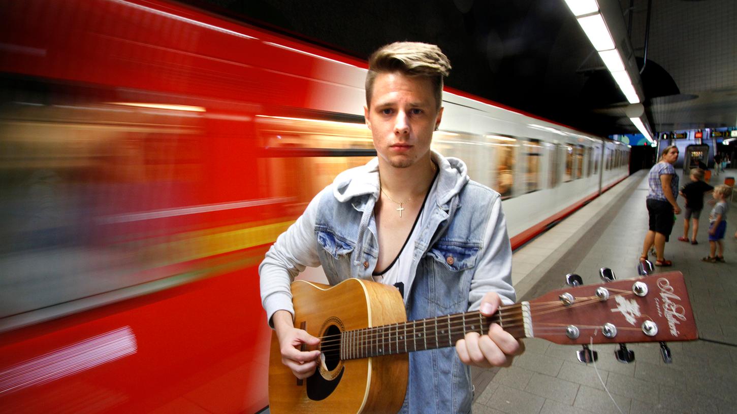 Melancholischer Blick, amerikanischer Akzent, schöne Stimme: Fránk Bayer will als Musiker bekanntwerden. Dazu hat er ein Video in der U-Bahn gedreht.