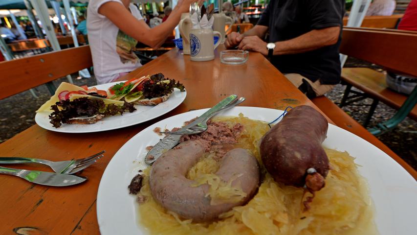 Das Schlachtschüssel-Essen ist eine bekannte Tradition im Frankenland. Typischerweise besteht eine solche Schüssel aus Blut-, Leberwurst und Kesselfleisch. Oft werden auch noch Bratwürste und mageres Fleisch ausgegeben.