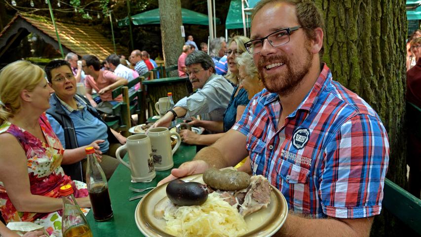 Das Annafest beginnt zwar offiziell erst am 25. Juli, doch für viele geht die Feierlaune schon einen Tag vorher los. Um 18 Uhr trafen sich die hungrigen Besucher zum Schlachtschüssel-Essen auf dem Schindler Keller.