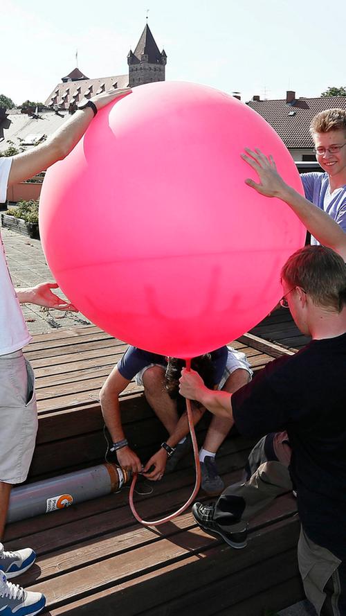 Der Ballon ist voller Helium und bereit, in die Luft zu steigen.