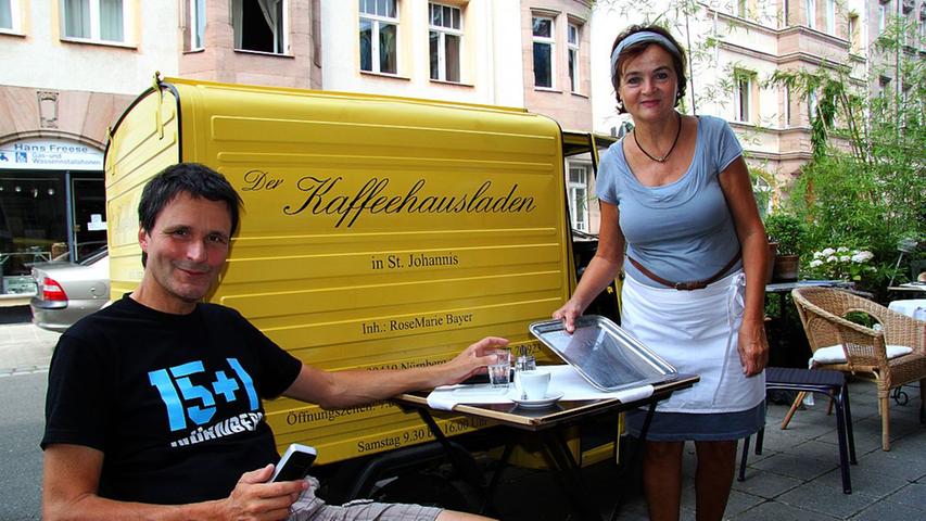 Der Kaffeehausladen in der Wielandstraße ist für Peter Dütsch zu einem zweiten Büro geworden. Fast täglich besucht der Bauzeichner das gemütliche Café und erledigt von hier aus seine Arbeit. Das Verhältnis zu Inhaberin Rosemarie Bayer ist inzwischen so familiär, dass er ihr immer wieder unter die Arme greift, beispielsweise bei der Reparatur der alten Ape im Hintergrund. Die Nürnbergerin mit Wiener Wurzeln  ist seit acht Jahren Inhaberin des schmucken Kaffeesalons und wehrt sich gegen die Bezeichnung "Wirtin". "Ich fühle mich eher als Gastgeberin", sagt sie. Deshalb hat sie zu vielen ihrer Gäste ein enges Verhältnis. "Es gibt viele Leute, Schriftsteller oder andere Künstler, die ihre Arbeit mit in den Salon bringen", erzählt sie. "Hier fühlen sie sich wohl und ungestört".