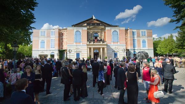 Fakt Nr. 5: Ursprünglich war Bayreuth im Gespräch als Location für den dritten Franken-"Tatort". Da die Außendrehs im Sommer 2016 aber zeitgleich zu den Wagner-Festspielen stattgefunden hätten, war es unmöglich, für das ganze Team Hotels zu buchen. Die Wahl fiel daher schnell auf Bamberg.