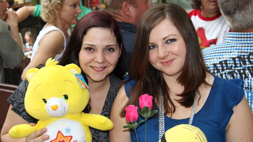 Katja Werner (27, links) und Saskia Holfelder (20) haben ihr Glück an der Losbude versucht - mit Erfolg. "Endlich habe ich so ein Glücksbärchen", freut sich Katja.