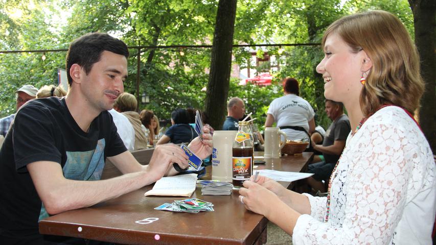 Stephan (29) und Lisa (26) verbindet ein ganz besonderes Hobby: "Wir spielen eigentlich überall das Spiel Solo", erklärt Stephan. So auch auf dem Annafest in Forchheim. Seit 2012 notieren die beiden Nürnberger bereits ihre Spielergebnisse.
