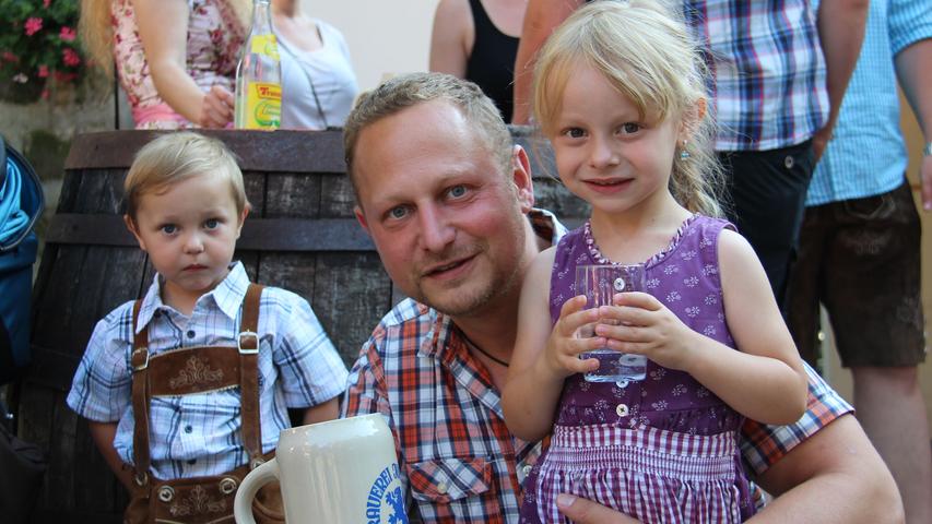 Der kleine Julien (2) und Schwester Jolina (4) sind mit Papa Christian (37) ebenfalls auf dem Annafest unterwegs. Stolz posieren die beiden in ihrer Tracht.
