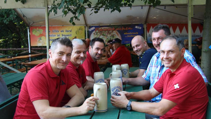 Roger (40), Daniel (43), Marco (38), Udo (44), Dieter (45) und Steffen (43, von links) sind extra aus der Schweiz angereist. Seit 15 Jahren besuchen sie bereits gemeinsam das Annafest. "Das Bier schmeckt hier einfach am besten", erklären die Sechs.
