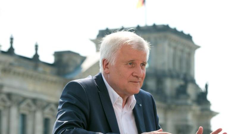 Im Streit um die geplante Pkw-Maut geht CSU-Chef Horst Seehofer überraschend auf Kritiker in der Union zu.