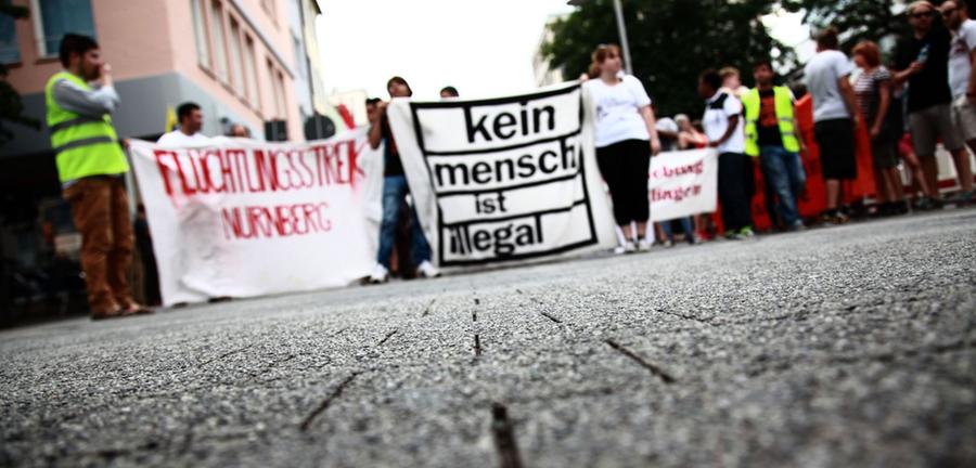 Flüchtlinge vom Hallplatz demonstrieren vor der Lorenzkirche