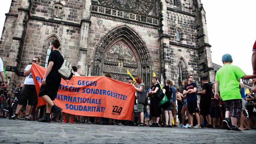 Flüchtlinge vom Hallplatz demonstrieren vor der Lorenzkirche