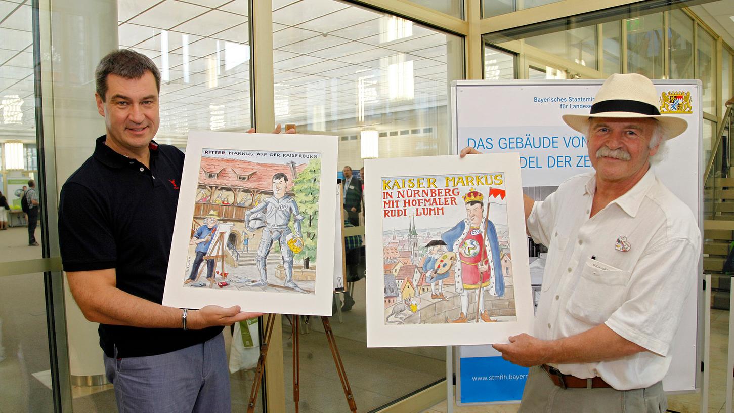 Wer Markus Söder (links) beim Tag der offenen Tür im Heimatmuseum nicht mehr persönlich antreffen konnte, hatte die Möglichkeit, den Hausherrn in den Karikaturen von Rudi Lumm (rechts) zu sehen.