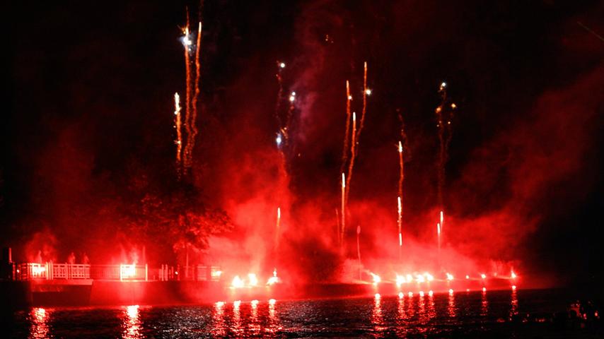 Funken am Nachthimmel: Kanal im Feuerzauber in Berching 2014