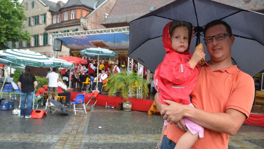 Das Bürgerfest in Schwabach begann sonnig, später gehörten auch hier Regenjacke- und Schirm zur notwendigen Ausstattung. Mehr Bilder vom Bürgerfest finden Sie hier.