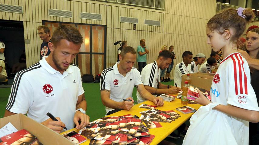 Tomas Pekhart (links) musste bereits in der ersten Halbzeit des Testspiels gegen die spanischen Gäste verletzungsbedingt ausgewechselt werden. Autogramme schreiben ging aber noch.