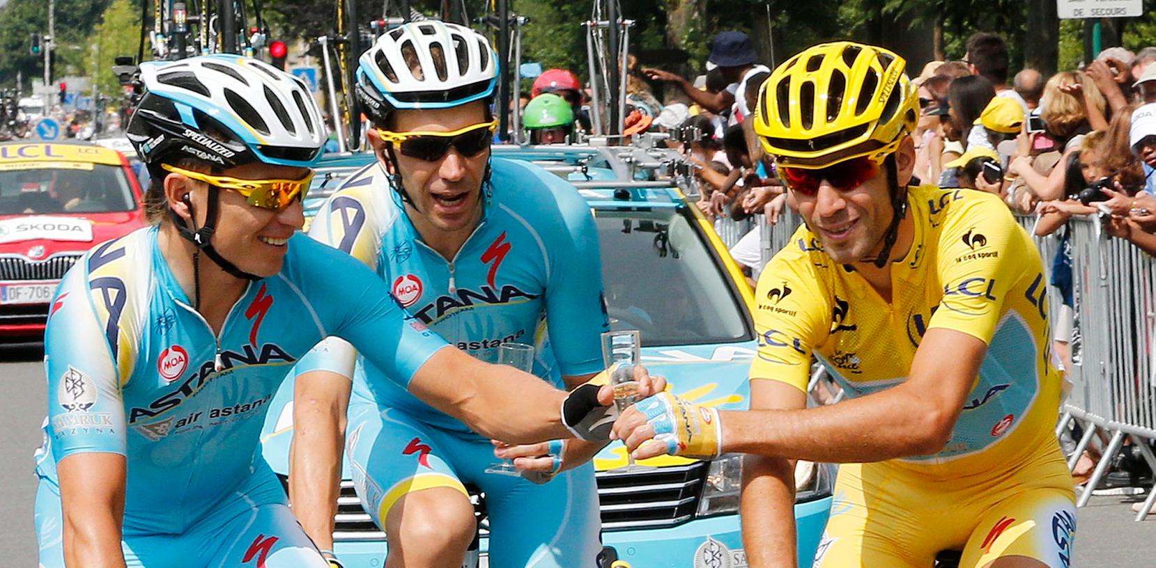 Der italienische Toursieger Vincenzo Nibali (rechts) feiert seinen Triumph mit einem Glas Champagner.