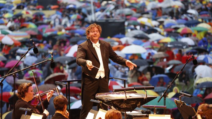 Vor einem Meer aus Regenschirmen gab das Orchester unter der Leitung von Dirigent Marcus Bosch sein Bestes, um...
