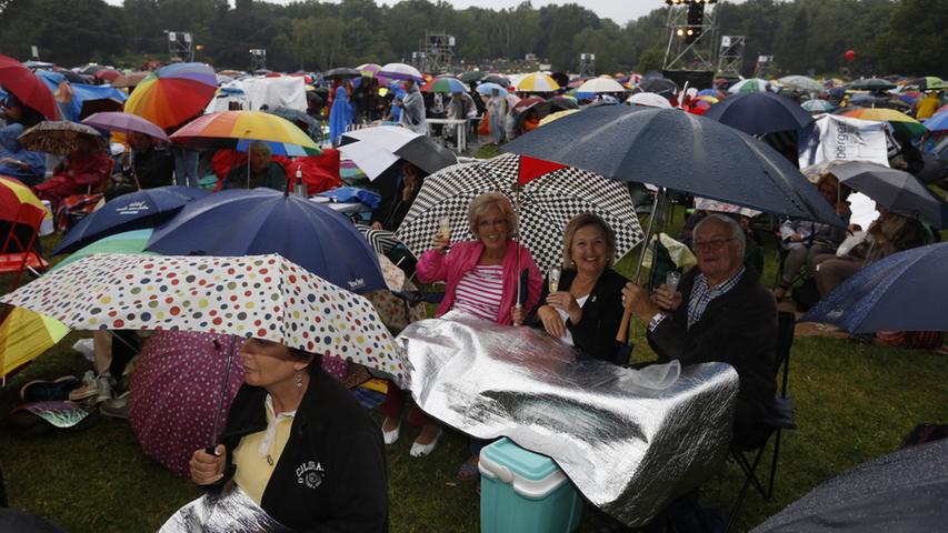 Wer sich von den widrigen Witterungsverhältnissen jedoch nicht abhielten ließ, hatte - gut geschützt unter großen Schirmen - trotzdem seinen Spaß.