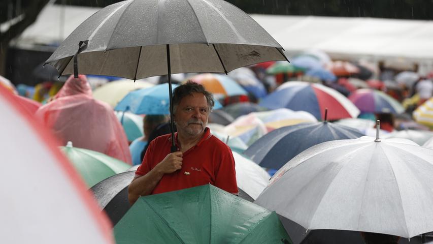 Regenschirm an Regenschirm drängte sich auf dem Festivalgelände. Von Weitem...
