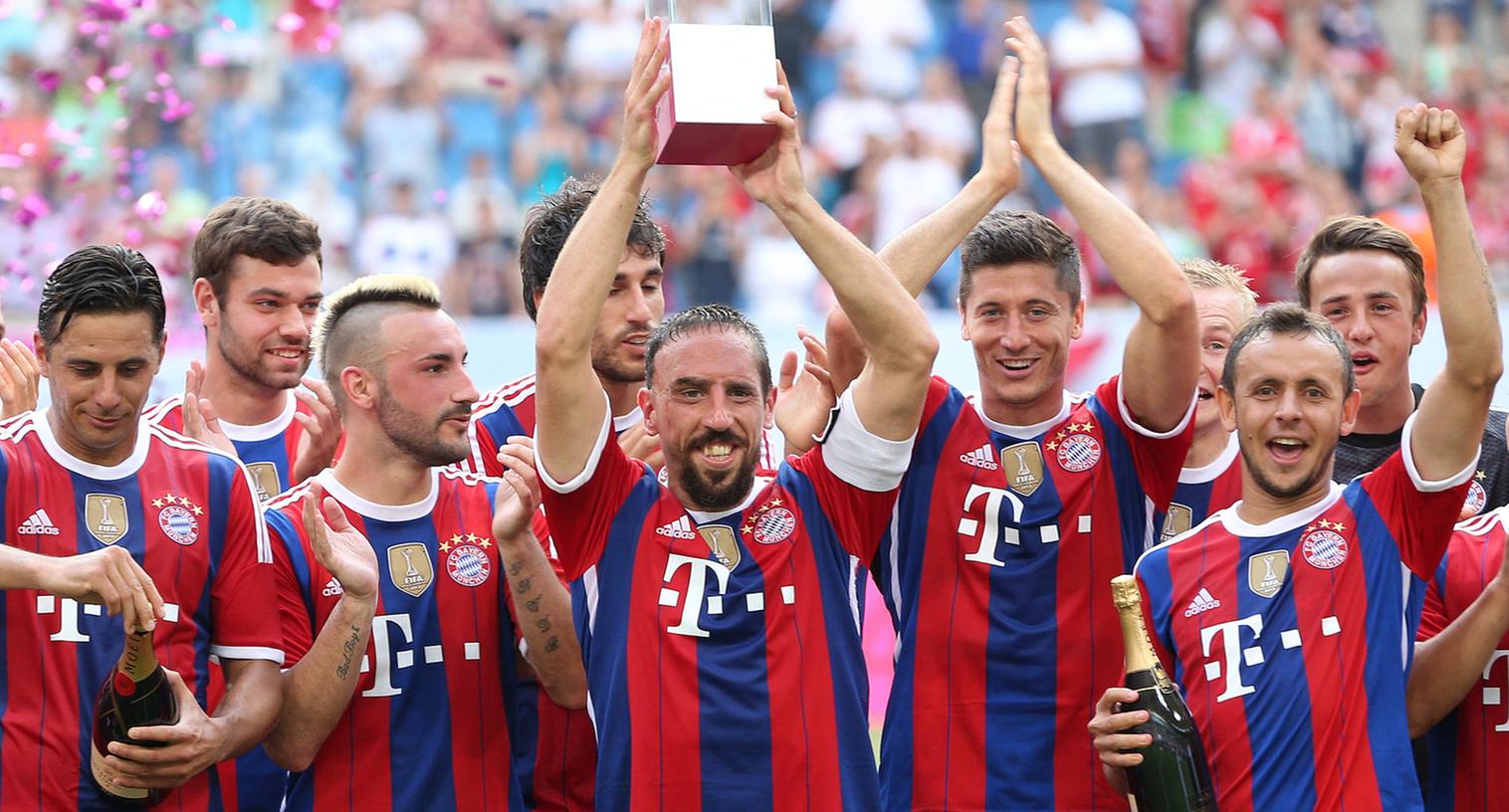 Münchens Spieler um Franck Ribery feiern nach einem 3:0-Sieg über Wolfsburg den Gewinn des Telekom Cups.