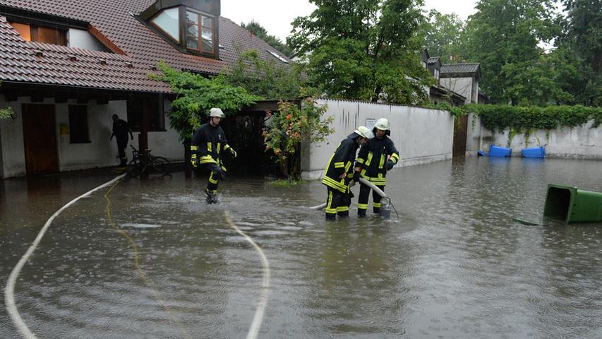 Auch ein Hof wurde in der Loewenichstraße überschwemmt.