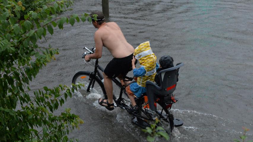 Besonders kreativ löste dieser Vater das Regenproblem und bastelte seinem Kind kurzerhand einen Regenanzug aus Plastiktüten.