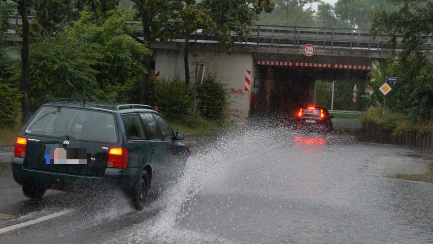 Vorbeifahrende Autos lösten in der Münchnerstraße wahre Flutwellen aus.