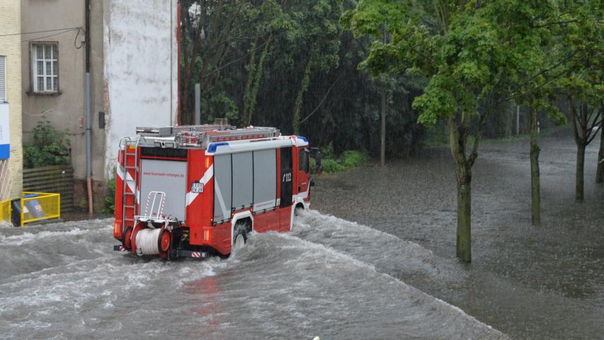 Auch die Feuerwehr musste vorsichtig fahren, um auf der überschwemmten Straße nicht ins Schlingern zu geraten.