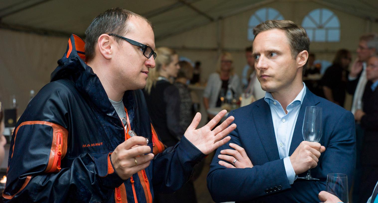 Jazz am See 2014 -Festival-Organisator Jan Dinger überbringt Philipp Schneider die schlechte Nachricht: Das Festival ist abgesagt.