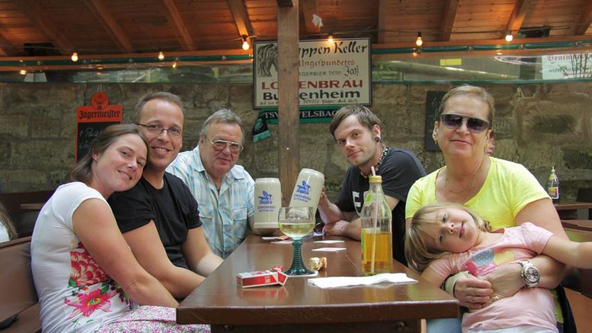 Nicole, Christian, Klaus, Felix, Christina und Lena (v.l.) machen einen Familientag auf dem Annafest. Bei Apfelschorle, Breze und Bier lässt es sich die Familie aus Muggendorf gut gehen.