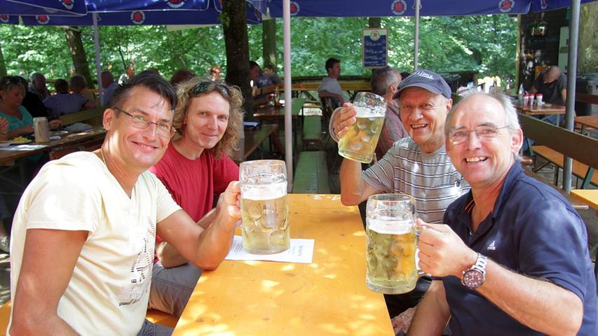 Um 18 Uhr hat die Band Generock ihren Auftritt - bis dahin lassen sich die vier Musiker noch über das Fest treiben - und trinken selbstverständlich auch ein Radler.