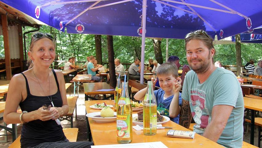 Silke und Stefan (re.) aus Forchheim haben ihren Neffen Eliah zu Besuch. Der Kleine kommt aus Wiesbaden und ist das erste Mal auf dem Annafest. Jetzt gibt es gleich Schnitzel mit Pommes.