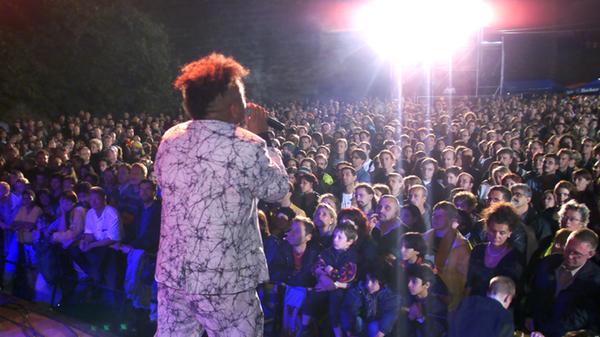 Ein Blick ins Jahr 2000: Im rappelvollen Burggraben gibt es moderne afrikanische Popmusik mit "Chico Cesar" zu hören.