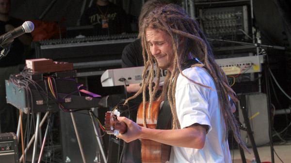 2005: Dominik Haas, in der Musikszene als "Jahcoustix" bekannt, lebte vor seinem Auftritt am Nürnberger Hauptmarkt bereits in Mexico, Liberia, New York, Ägypten und Kenia.