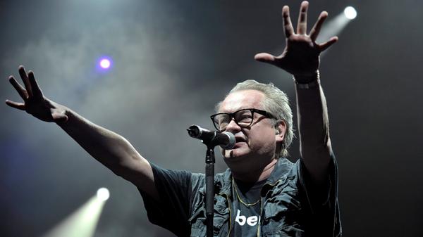 Der Deutschrocker "Heinz Rudolf Kunze & Verstärkung" war bei seinem Auftritt am Hauptmarkt im Jahr 2011 bereits zum fünften Mal beim Bardentreffen mit dabei. Seit 1981 hat der Deutschrocker mindestens im Zweijahresrhythmus ein neues Album herausgebracht.