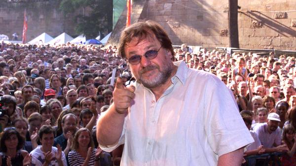 1999: Klaus Lage vor der Zuschauerkulisse im Burggraben - ab 1979 war er vier Mal in Folge beim Nürnberger Liedermacher Festival dabei. In diesen Jahren veröffentlichte er seine ersten Platten und schaffte schließlich den ganz großen Durchbruch.