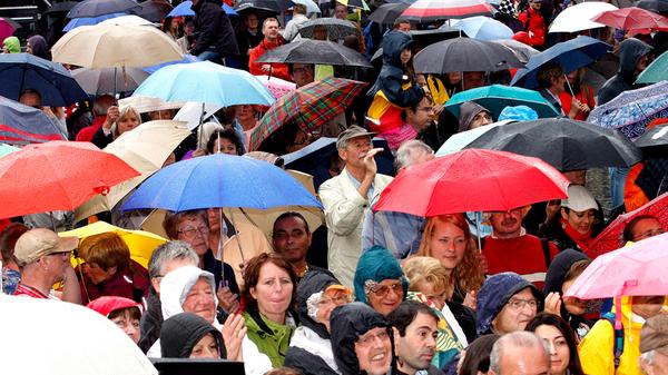 Die Zuschauer mussten beim Auftritt der fränkisch-spanischen "Amor Flamenco" im Jahr 2011 am Hauptmarkt die Regenschirme auspacken. Die sechs Tänzerinnen mit spanischen Wurzeln sind im Flamenco-Verein Centro Español e.V. Nürnberg aktiv.