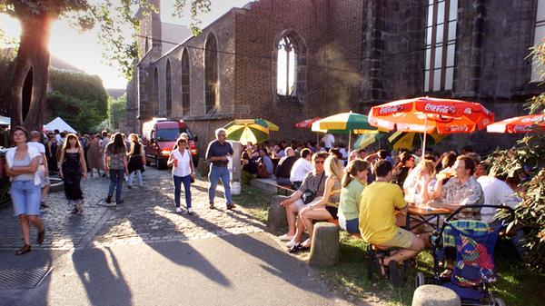 1999: Das Publikum in St. Katharina genießt die Sonnenstrahlen des Abends. 120.000 Musikbegeisterte waren an diesem Wochenende in Nürnbergs Altstadt unterwegs.