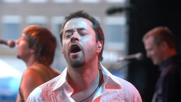 Beim 28. Bardentreffen im Jahr 2003 begeistert Schauspieler Jan Josef Liefers als Musiker auf dem Hauptmarkt.