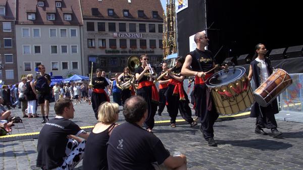28. Juli 2001: Beim 26. Bardentreffen staunen die Zuhörer am Hauptmarkt über "The Bollywood Brass Band", die den indisch-pakistanischen Musikstil "Bhangra" aus dem 14. Jahrhunder wieder auferleben lassen.