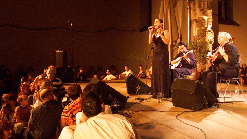 "Mafalda Arnauth" spielt 1999 in St. Katharina den portugiesischen Musikstil "Fado". Zwei Elemente prägen ihn: der Klang der zwölfsaitigen portugiesischen Gitarre und das spezielle Vibrato in den Gesangslinien.